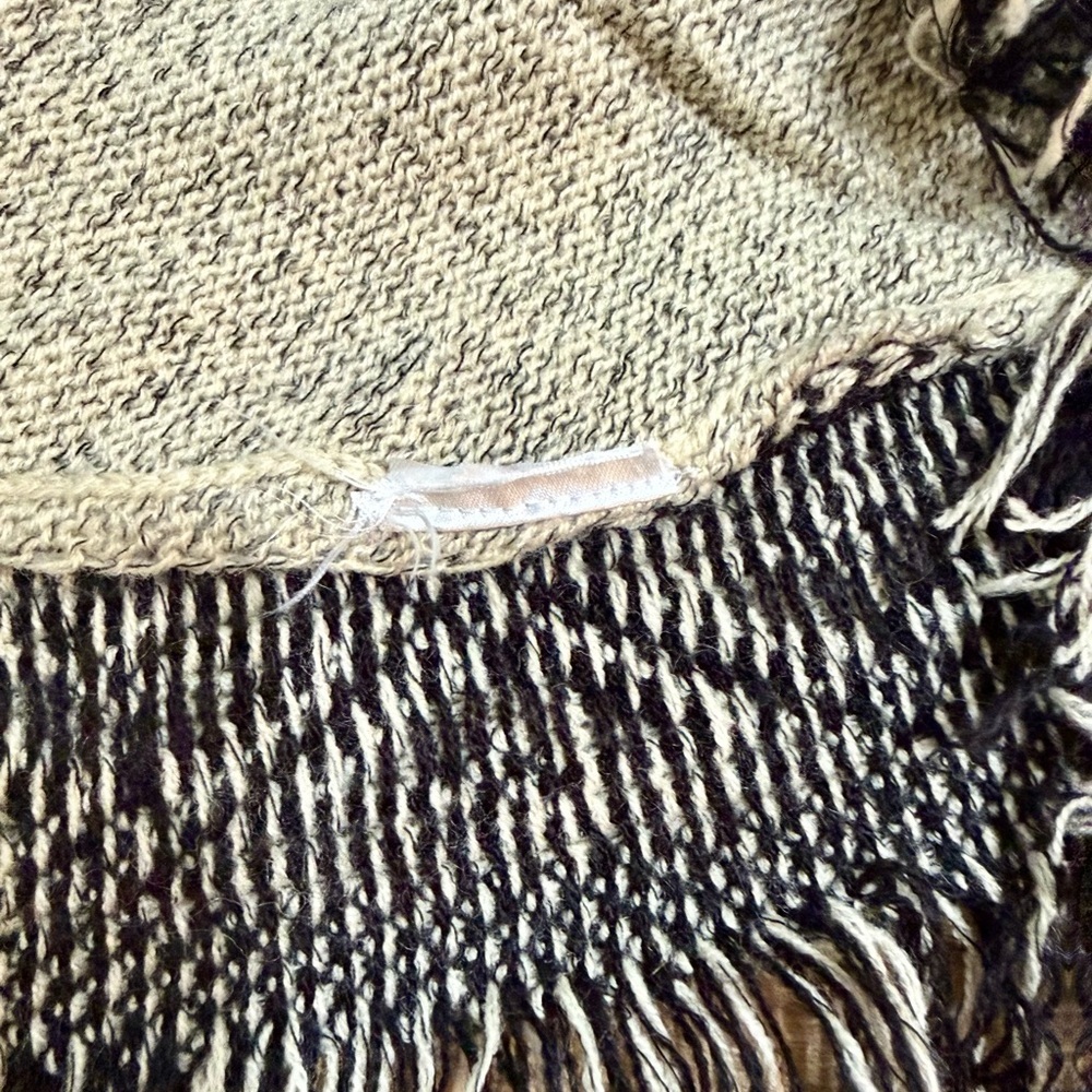 EUC IB Diffusion Vintage 80’s-90’s Rare Beige and Black Tribal Design Poncho - Picture 6 of 6